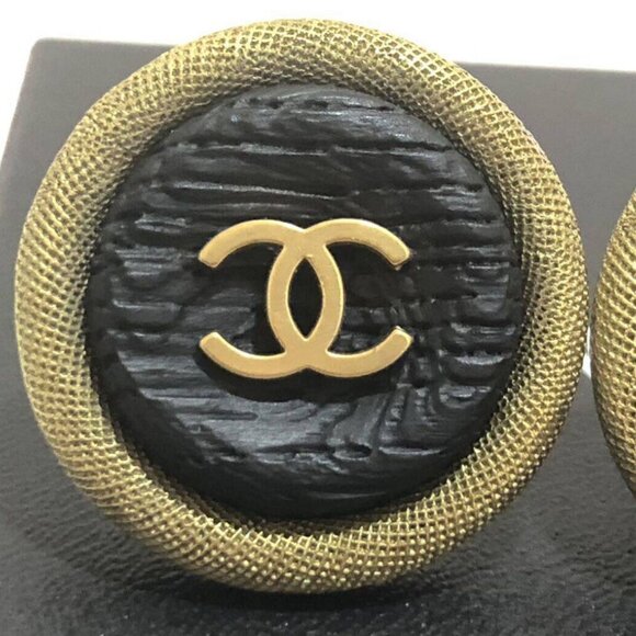 CHANEL CC Logo Black wood Round Clip-On Earrings Gold Tone 94P Auth w/Box - Picture 5 of 9